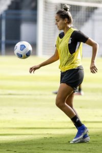 Gabi Portilho football girl